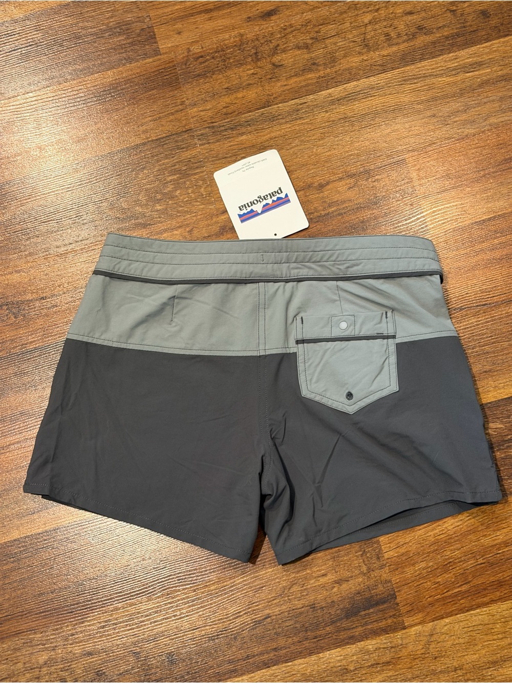 Patagonia Women’s Colorblock Stretch Wavefarer Shorts — NWT grey two-tone - Picture 2 of 5
